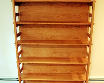 Hoge kersenhouten boekenplank met verstelbare planken