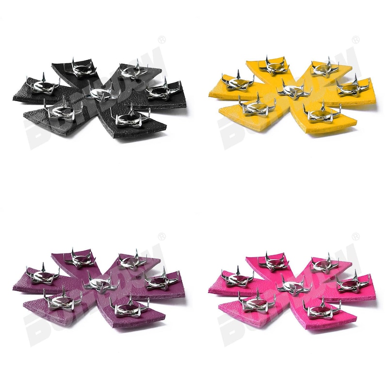 Puede incluir: Cuatro juegos de crampones para zapatos. Cada juego tiene seis puntas met&aacute;licas unidas a una base de cuero. Las bases son negras, amarillas, rosadas y moradas.