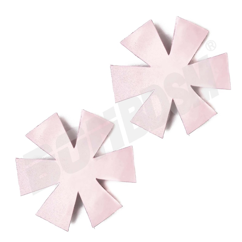Puede incluir: Dos parches de tela rosa en forma de estrella de ocho puntas.