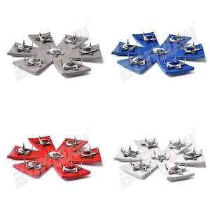 Puede incluir: Cuatro juegos de pinchos para hielo para zapatos. Cada juego tiene seis pinchos met&aacute;licos unidos a una base de cuero. Las bases son grises, azules, rojas y blancas.