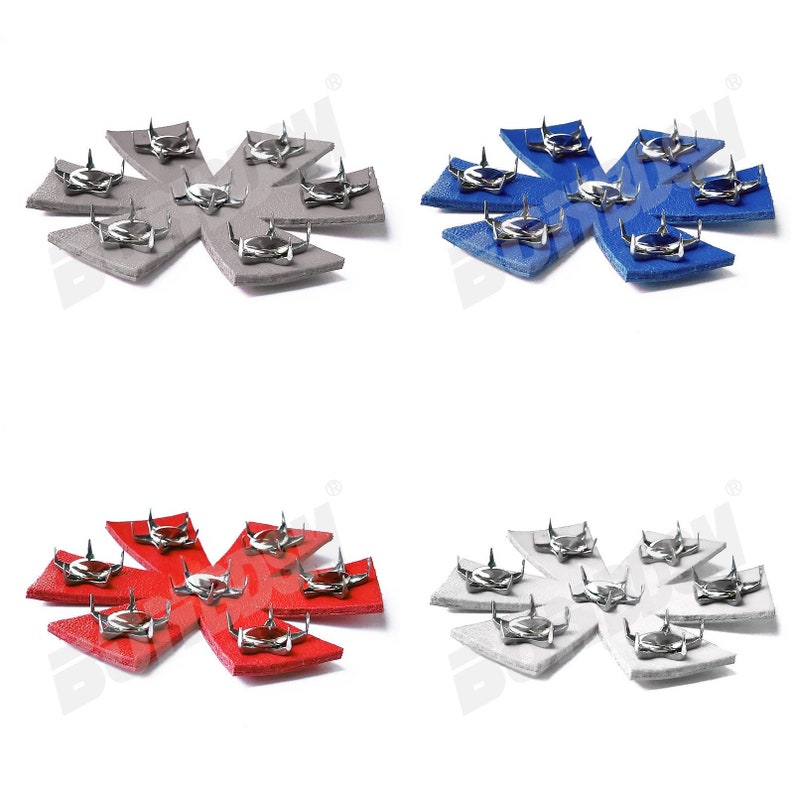 Puede incluir: Cuatro juegos de pinchos para hielo para zapatos. Cada juego tiene seis pinchos met&aacute;licos unidos a una base de cuero. Las bases son grises, azules, rojas y blancas.