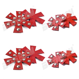 Puede incluir: Dos parches de cuero rojo con ocho puntas cada uno, con tachuelas de metal plateado con p&uacute;as. Los parches est&aacute;n superpuestos.