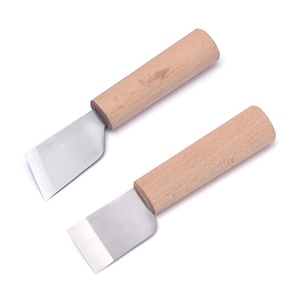 Op de afbeelding: Twee kleine, houten schraapgereedschappen van metaal met een afgeronde, licht gebogen mes. De gereedschappen zijn ideaal voor het schrapen en reinigen van oppervlakken.