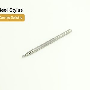 Puede incluir: Un estilete de acero plateado con una punta puntiaguda y un agarre texturizado. El estilete se utiliza para tallar y empalmar.