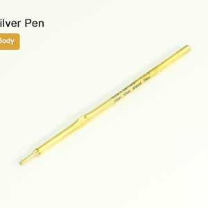Op de afbeelding: Een goudkleurige penvulling met de tekst "Made in Germany" en "Silber Argent  1,1 mm" gedrukt op de zijkant.