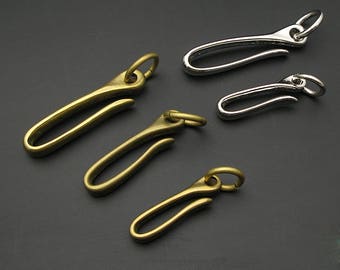 Pode incluir: Quatro chaveiros, dois de latão e dois de prata, com um design de gancho. Os chaveiros de latão são de tamanhos diferentes.