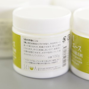 K&ouml;nnte beinhalten: Ein wei&szlig;er Plastikbeh&auml;lter mit einem gr&uuml;nen Etikett, auf dem "SEIWA" und "Ace" in japanischer Sprache stehen. Das Etikett enth&auml;lt auch Anweisungen zur Verwendung des Produkts, das eine Art Klebstoff oder Haftmittel ist. Der Beh&auml;lter enth&auml;lt 100 Gramm Produkt.