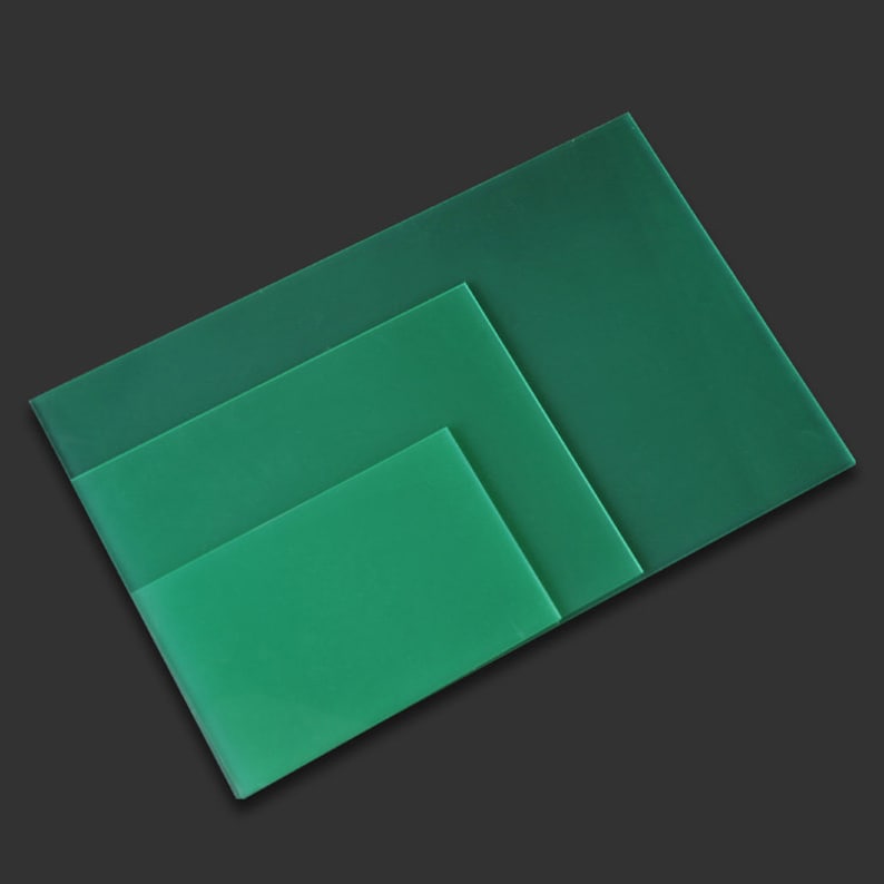 Peut inclure: Trois tapis de coupe verts de diff&eacute;rentes tailles, empil&eacute;s les uns sur les autres.