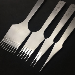 Może przedstawiać: Cztery narzędzia do rzemiosła skórzanego ze stali nierdzewnej o różnych kształtach ostrzy. Narzędzia mają polerowane wykończenie i są ułożone na ciemnym tle. Tekst "Cato-Jayne" i "4.0" jest wytrawiony na narzędziach.