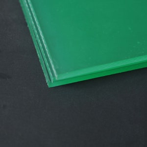 Peut inclure: Gros plan sur le bord d'une feuille de verre verte en plusieurs couches.
