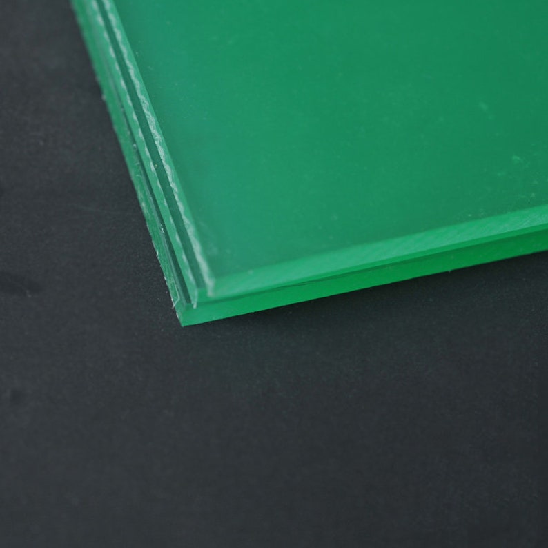 Peut inclure: Gros plan sur le bord d'une feuille de verre verte en plusieurs couches.