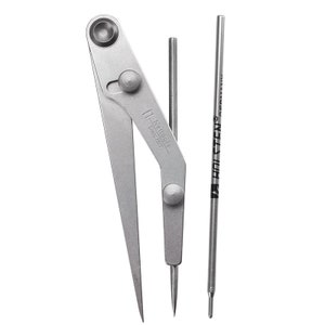 Könnte beinhalten: Ein silberner Zirkel mit einer scharfen Spitze und ein silberner Stift mit einer schwarzen Tintenpatrone. Der Zirkel trägt den Text "Nattools Since 2005" an der Seite. Der Stift trägt den Text "Ball-Pen" an der Seite.