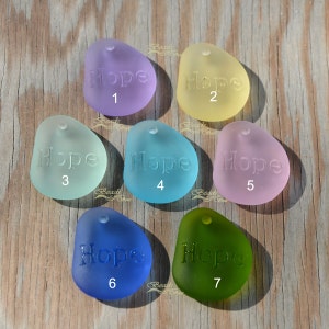 Mehr Farben ~ 1 Stück (32x25mm) LG Kieselstein mit Gravur/Geätzte HOFFNUNG ~Inspirational Cultured Sea Glass Strand Glas Halskette Anhänger Perlen