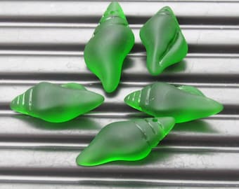 Mini muszla morska szklana 2 szt. (26 x 12 mm) Rozmiar kolczyka z muszli w kolorze zielonym Hodowlane szklane koraliki morskie