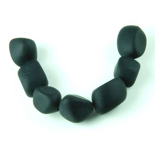 Perles en verre de mer noir mat et blanc, pépites culbutées (10-15 mm), 7 pièces