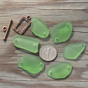 Perline di vetro marino coltivate, 6 pezzi, 2 fori, verdi, 1 pollice, forme miste, piatte, forma libera (13-22x24-29 mm)