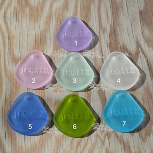 1 pieza (35 x 28 mm) de forma libre plana con colgante de collar de cristal de playa de cristal de mar cultivado inspirador de SALUD grabado