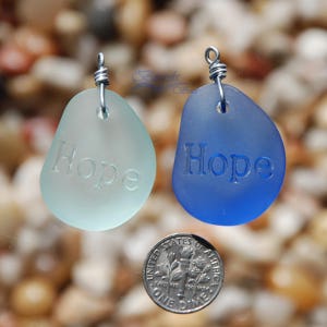 Seeglas Hand verdrahteter Anhänger 1 Stück (32X25mm) LG Kiesel mit Gravur / Ätzung HOPE ~ Inspirierender kultivierter Seeglas-Strandglas-Halskettenanhänger