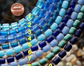 Può includere: Nove fili di perline di vetro in varie tonalità di blu, verde acqua e verde. Le perline sono rettangolari e hanno una finitura opaca. Un centesimo è incluso per la scala.