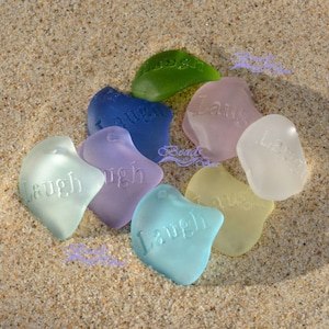 Mehr Farben ~ 1 Stück (32X28mm) Freiform mit Gravur Lachen Inspirierend Kultiviertes Seeglas Strandglas Gravierte Halsketten-Anhänger Perlen