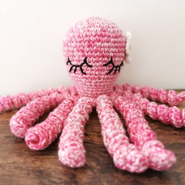 amigurumi Doudou pieuvre rose avec une fleur réalisé au crochet