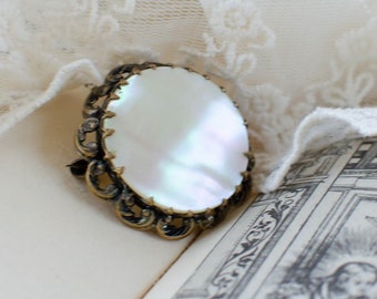 Vintage round brooch with mother of pearl