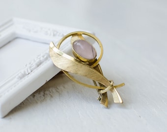 Vintage brooch with rose quartz cabochon and leaves signed Amerikaner A*D, gold plated pin by Andreas Daub