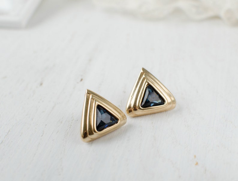 Triangular clip on earrings with navy blue crystals afbeelding 4