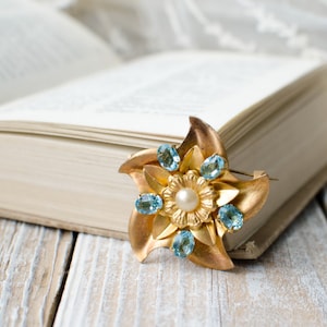 Star Flower Vintage brooch with blue glass crystals