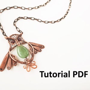 Może przedstawiać: Naszyjnik z miedzianego drutu z zawieszką w kształcie sowy i zielonym kamieniem szlachetnym. Naszyjnik ma miedziany łańcuszek. Obraz zawiera tekst "Tutorial PDF".