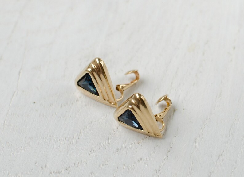 Triangular clip on earrings with navy blue crystals afbeelding 3