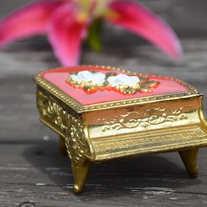 Vintage pianosmyckesskrin i guldfärgad metall med röd topp och vita och guldiga rosor | Japansk smyckeskrin | Pianistringskrin | Förlovningsring #B93