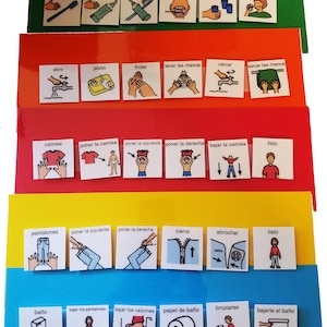 Op de afbeelding: Een set kleurrijke beeldkaarten met Spaanse woorden en illustraties voor dagelijkse routines. De kaarten zijn georganiseerd in vijf rijen, elk met een andere achtergrondkleur. De eerste rij is groen, de tweede is oranje, de derde is rood, de vierde is geel en de vijfde is blauw. De kaarten tonen activiteiten zoals tandenpoetsen, handen wassen, aankleden en naar de wc gaan.