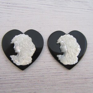 30M Flat Heart Cameo Discs / Natural Black Onyx / Natural White Mother Of Pearl Shell / Natural Gem Stone Silhouette / Jewelry Making 1 pcs