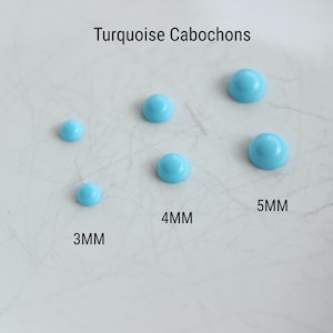 Puede incluir: Cabujones de turquesa de varios tamaños, 3 mm, 4 mm y 5 mm, dispuestos sobre una superficie blanca. Cabujones de turquesa.