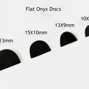 Puede incluir: Cuatro discos de ónix negro en forma de semicírculo de diferentes tamaños. Los discos están etiquetados con sus dimensiones en milímetros: 18x13mm, 15x10mm, 13x9mm y 10x7mm.
