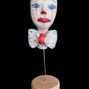 Pipa de cerámica hecha a mano con forma de busto de payaso, escultura de arte funcional, pipa de tabaco pintada a mano con un toque original, accesorio único para fumar, cerámica artesanal.
