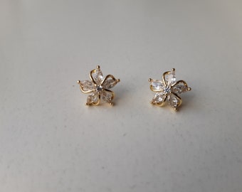 Boucles d'oreilles fleur en or, motif floral avec de beaux pétales de zircon, boucles d'oreilles délicates, boucles d'oreilles clous, cadeau pour elle.