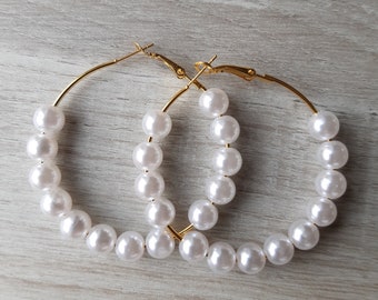 Parel oorbellen goud met witte parels, hoepel oorbel is 5 cm rond, creolen, hoops earrings, grote oorbellen, cadeau voor haar.