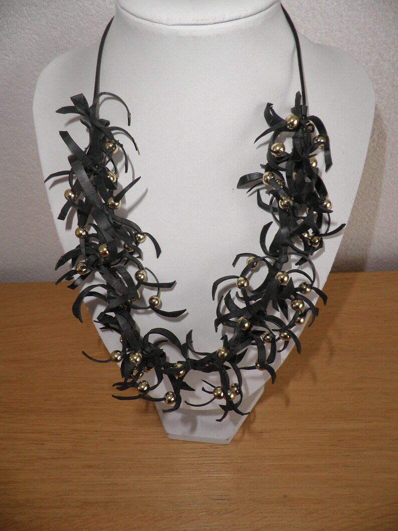 Zwarte ketting. Ketting met gouden kraaltjes. Gerecycleerd en image 0