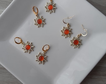 Pendientes naranja dorado sobre hipoalergénicos o aros, pendientes con sol dorado y plano naranja, regalo para ella, pendientes soleados.