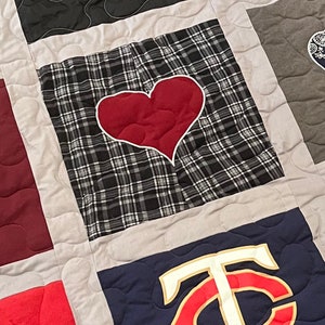 Minneslappsquilt med hjärtapplikation