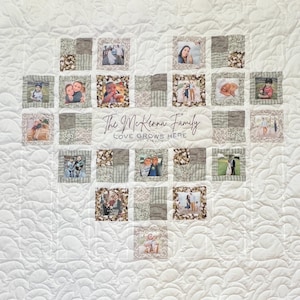Peut inclure: Une courtepointe blanche avec un motif en forme de cœur, comprenant des photos de famille et des carrés de tissu floral et uni. Le texte "The McKenna Family LOVE GROWS HERE" est affiché au centre. La courtepointe est matelassée avec un motif tourbillonnant.