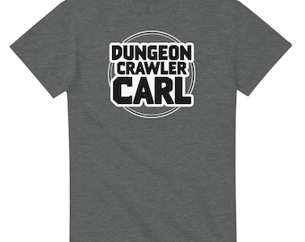 Camiseta Dungeon Crawler Carl Logo – Produto Oficial Crawler - Camiseta Unissex | Gildan® 5000