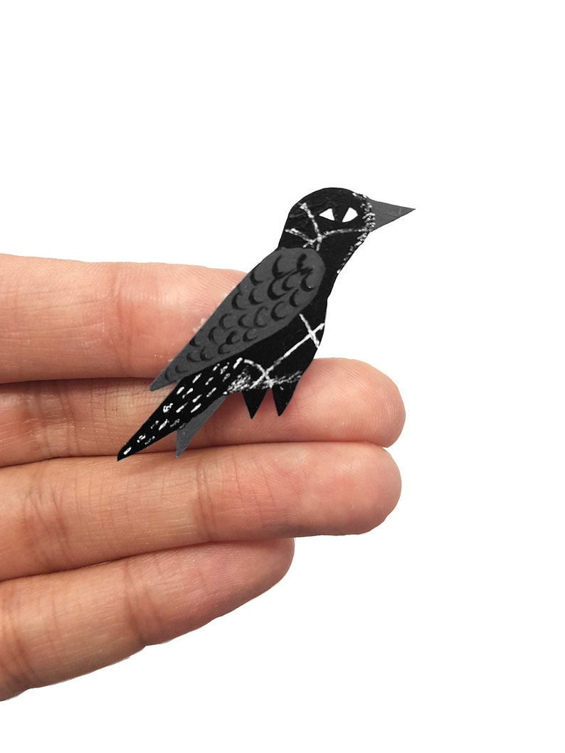 Broche oiseau corbeau Peint à la main Broche corbeau Insigne Épingle Bijoux Bijoux image 1