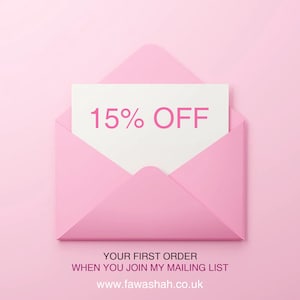 Puede incluir: Un sobre rosa con una tarjeta blanca en su interior. La tarjeta dice "15% OFF" en texto rosa. El texto debajo del sobre dice "YOUR FIRST ORDER WHEN YOU JOIN MY MAILING LIST www.fawashah.co.uk"