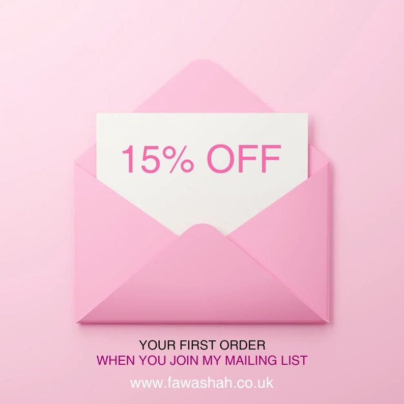 Puede incluir: Un sobre rosa con una tarjeta blanca en su interior. La tarjeta dice "15% OFF" en texto rosa. El texto debajo del sobre dice "YOUR FIRST ORDER WHEN YOU JOIN MY MAILING LIST www.fawashah.co.uk"