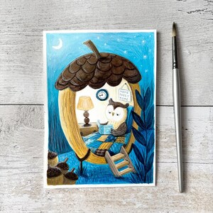 Puede incluir: Ilustración caprichosa de un búho leyendo dentro de una casa en forma de bellota. El búho está acurrucado sobre una manta a cuadros, con una lámpara, un reloj y un letrero que dice "HOME SWEET HOME". El fondo es un cielo nocturno estrellado, con una luna creciente.