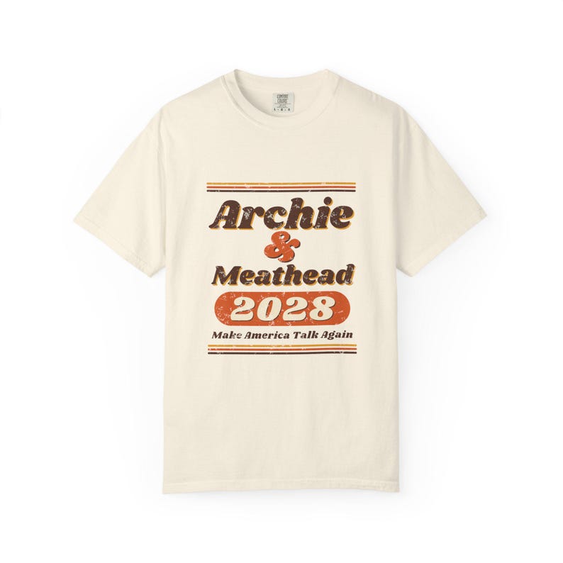 Archie & Meathead 2028 Retro-Kampagnen-Shirt, „Make America Talk Again“, lustiges politisches T-Shirt im 70er-Jahre-Stil, Comfort Colors Elfenbeinfarbenes T-Shirt Bild 1