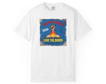 Könnte beinhalten: Ein weißes Kurzarm-T-Shirt mit einem Grafikdruck einer Faust, die einen Stift über einem offenen, brennenden Buch hält. Der Text lautet BAN THE FASCISTS, FREEDOM, SAVE THE BOOKS und Knowledge is Power auf einem blauen Hintergrund.
